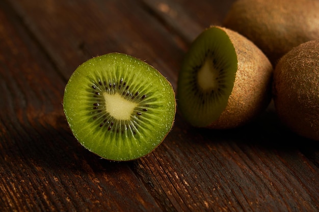 Een kiwi fruit in tweeën gesneden geïsoleerd op houten achtergrond