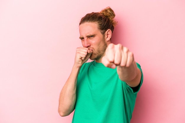 Een klap uitdelen woede vechten als gevolg van een argument boksen