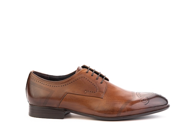 Een klassieke lederen elegante brogues herenschoenen geïsoleerde witte achtergrond Bruidegoms stijlvolle bruine schoen