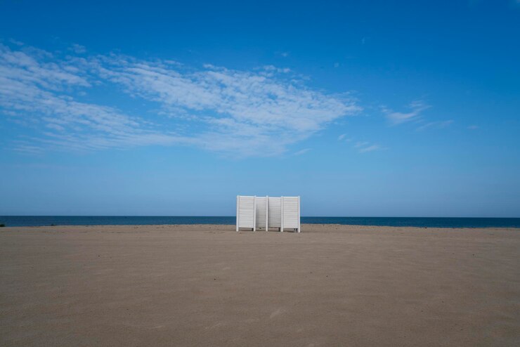 Een kleedkamer op een verlaten strand aan de Oostzeekust Yantarny Kaliningrad regio Rusland