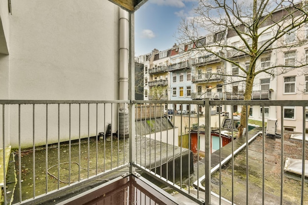 Een klein balkon in een modern appartement