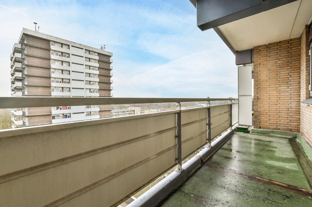 Een klein balkon met uitzicht op de straten van de stad in het appartement van een modern huis