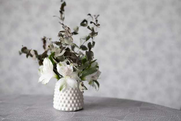 Een klein boeket witte bloemen op tafel