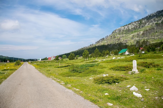 Een klein dorp ligt tussen vele heuvels en bergen