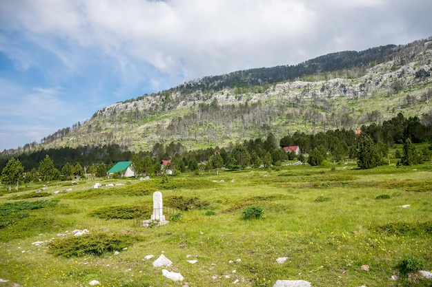 Een klein dorp ligt tussen vele heuvels en bergen