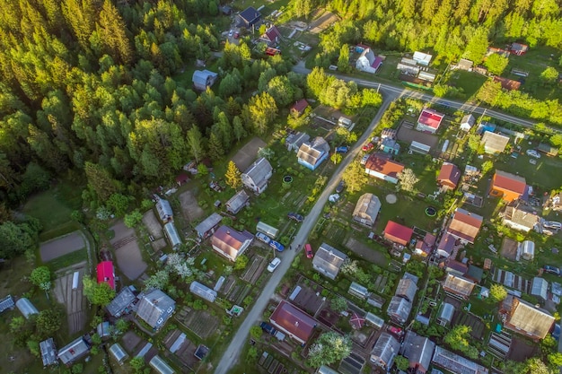 Een klein dorpje Veel landhuizen in de buurt van het bos Karelië Uitzicht van bovenaf