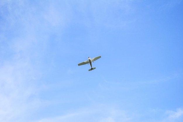 Een klein eenmotorig vliegtuig in de lucht