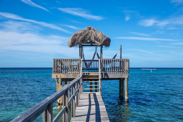 Een klein houten huisje in de Caribische Zee op Roatan Island. Honduras