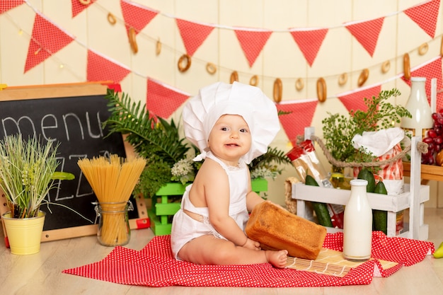 Een klein kind zit in de keuken