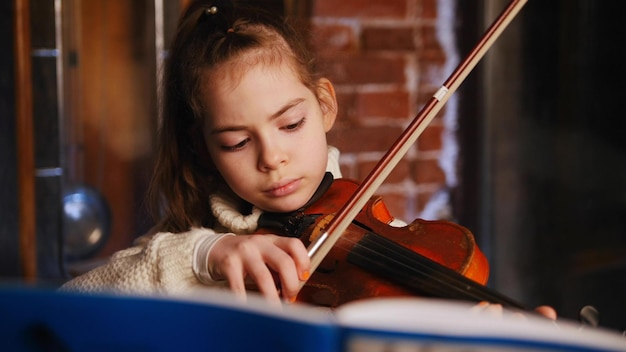 Een klein meisje dat een compositie leert door middel van noten Viool spelen