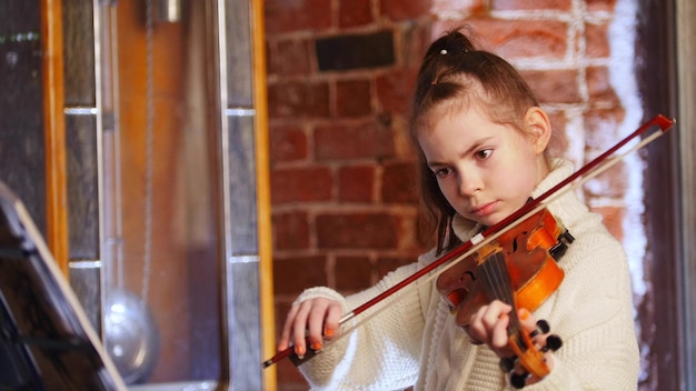 Foto een klein meisje dat een compositie leert door middel van noten