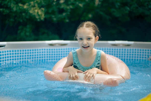 Een klein meisje dat in het zwembad speelt.