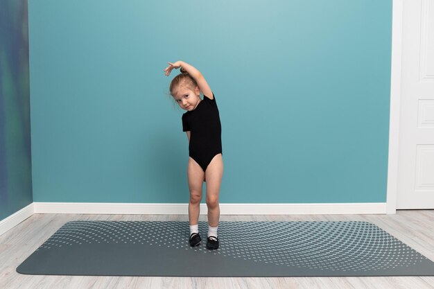 Een klein meisje doet gymnastiek Sport