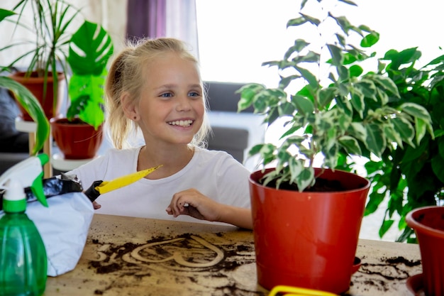 een klein meisje en een bloem