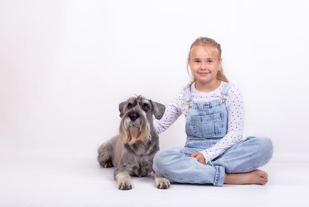 Een klein meisje en haar geliefde hond