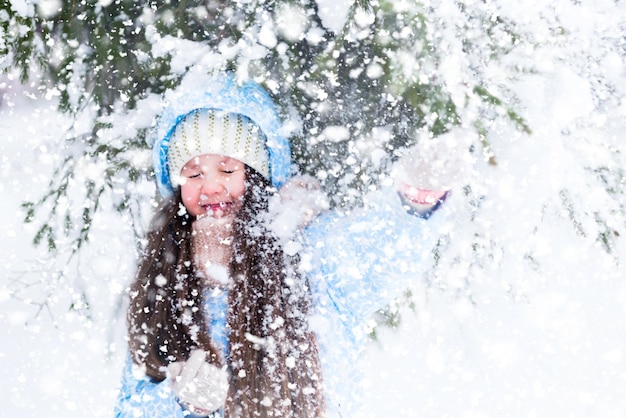Een klein meisje in een sneeuwballengevecht