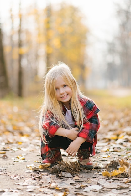 Een klein meisje in het park
