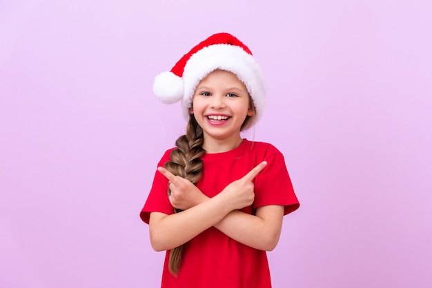 Een klein meisje met een kerstmuts wijst haar vingers in verschillende richtingen.