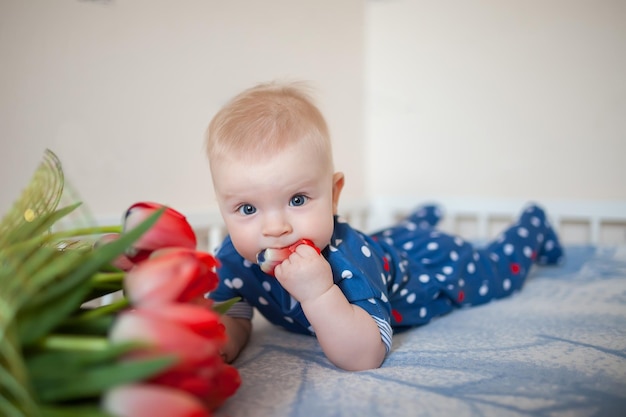 Een klein meisje met een tulpenvlieg in haar mondx9xA