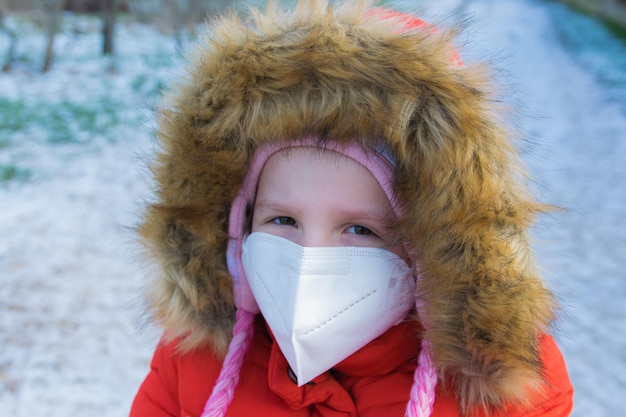 Een klein meisje met gezichtsmasker