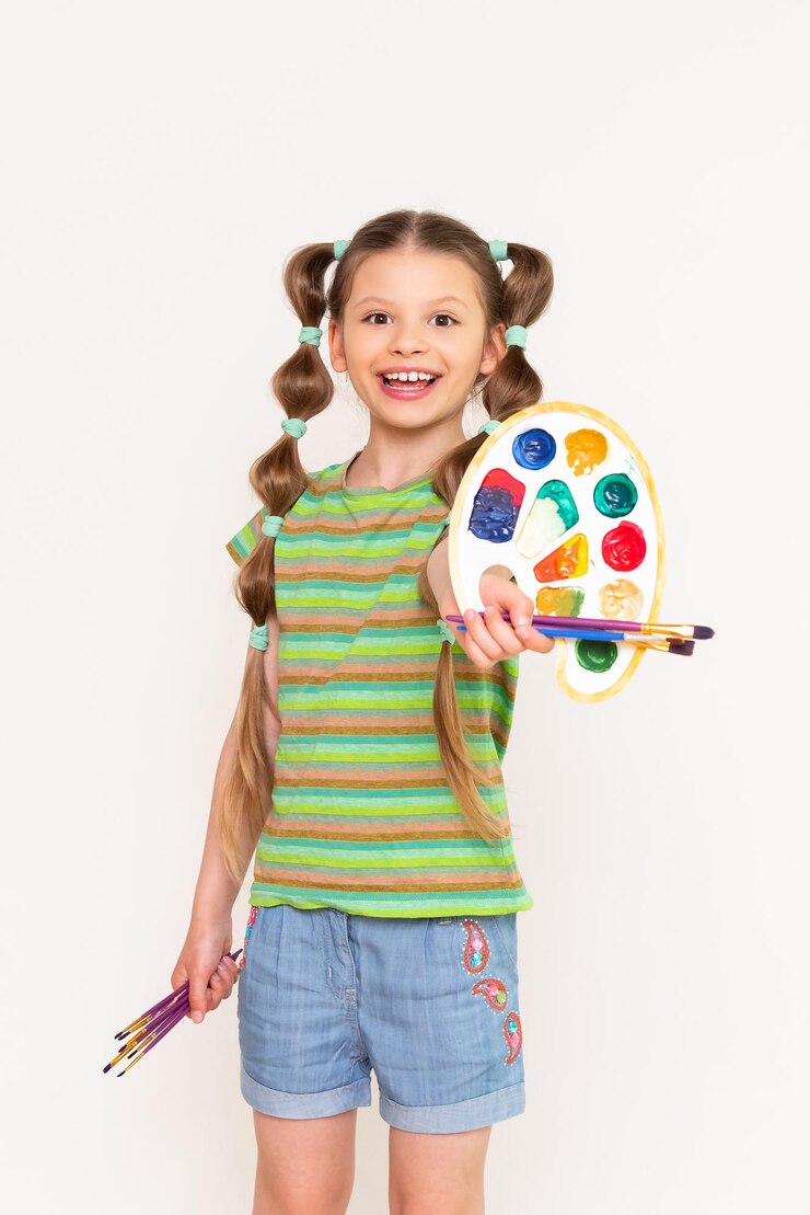 Een klein meisje toont een palet van verschillende kleuren Creativiteit van een jonge kunstenaar