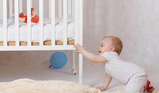 Een klein meisje van acht maanden wordt alleen gelaten in haar kamer