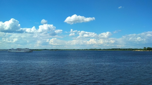 Een klein motorschip vaart langs de rivier de wolga