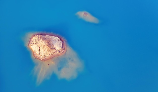 Een klein onbewoond eiland in de oceaan