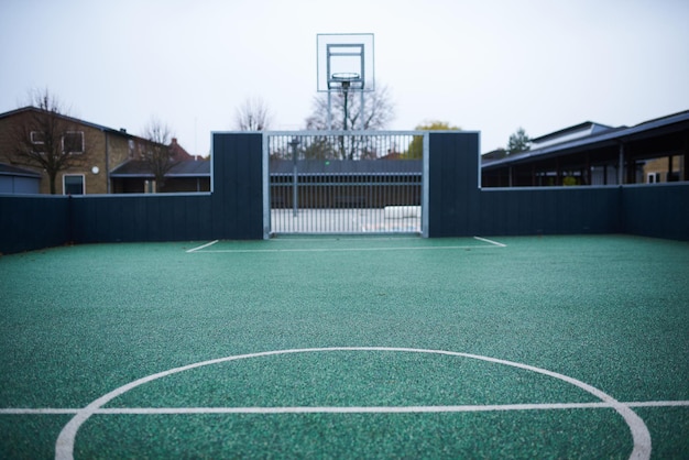 Een klein voetbalveld buiten voor studenten om te spelen