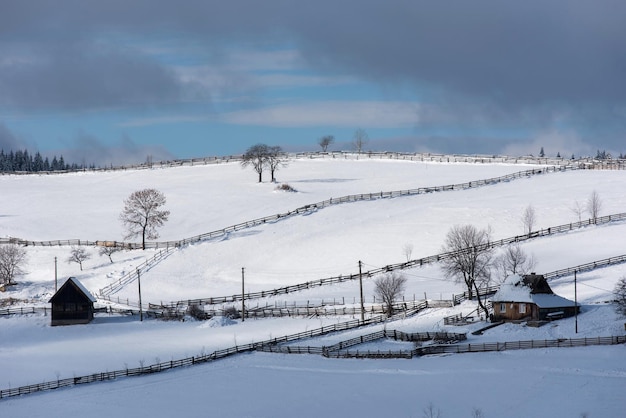 Een klein winterdorpje in de bergen bedekt met sneeuw.