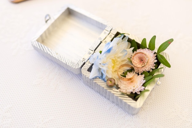 Een klein wit doosje met bloemen erin Een delicaat arrangement Een klein wit doosje gevuld met prachtige bloemen