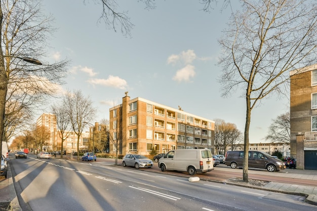 Een klein woongebouw aan de overkant van de straat