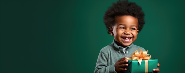 Een kleine Afrikaanse jongen is het uitpakken van een geschenk en lacht op groene achtergrond Banner kopie ruimte Generatieve ai