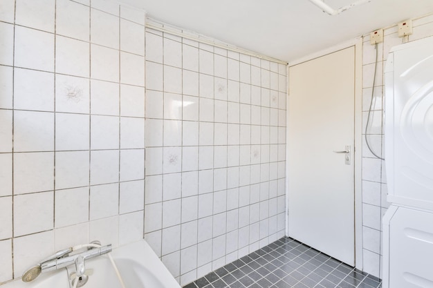 Een kleine badkamer gecombineerd met een wasruimte in zwart-witte stijl in een modern appartement