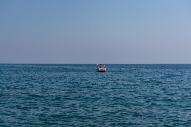 Foto een kleine boot midden op de heldere middellandse zee