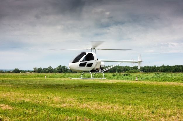 Een kleine helikopter in het veld laten landen