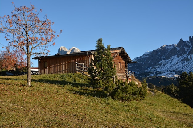 Een kleine hut in de bergen