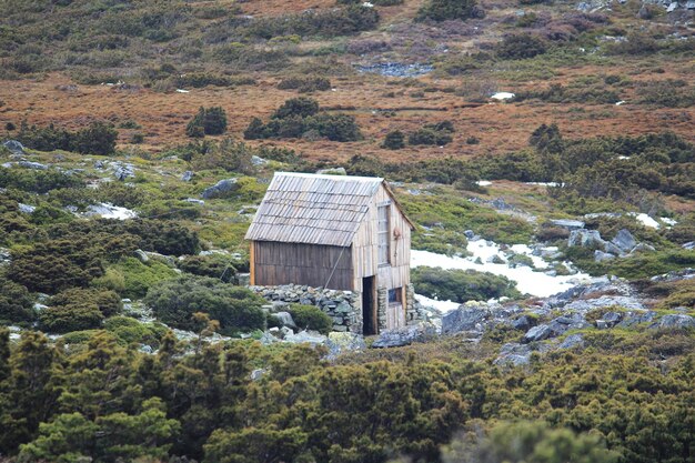 Een kleine hut in een ruig rotsachtig platteland