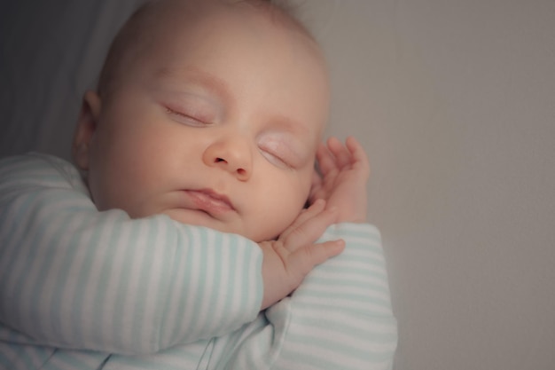 Een kleine jongen die in zijn bed slaapt.