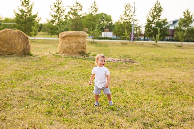 Een kleine jongen die speelt in de zomerse natuur