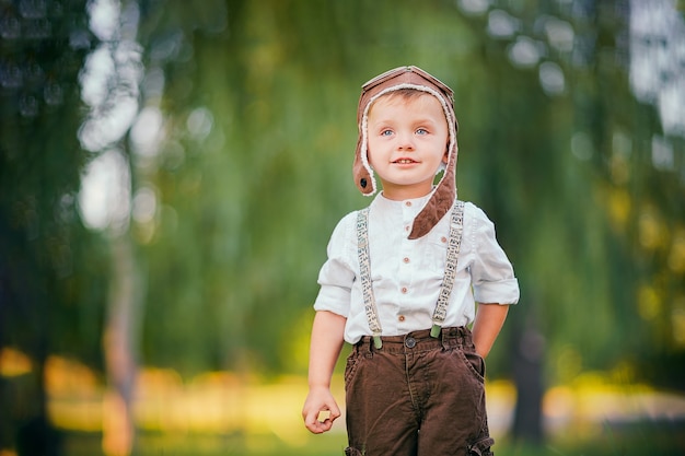 Een kleine jongen droomt ervan piloot te worden