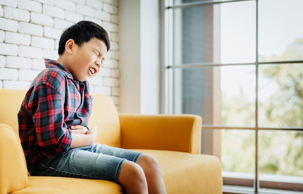 Een kleine jongen heeft buikpijn