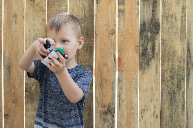 Een kleine jongen houdt speelgoedautootjes vast