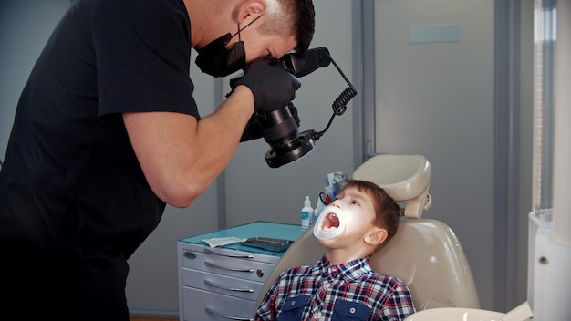 Een kleine jongen onder behandeling in de tandheelkunde