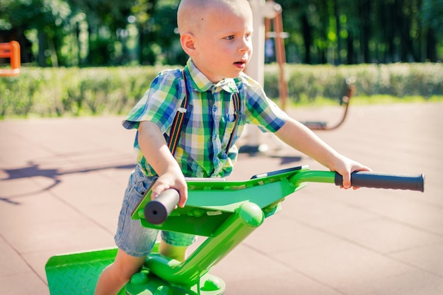 Een kleine jongen op sportsimulators