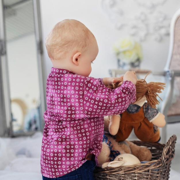 Een kleine jongen speelt in de kleuterklas.