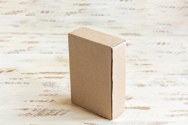 Een kleine kartonnen doos op een houten ondergrond