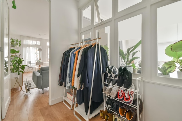 Een kleine kleedkamer met een kledingrek en een plank voor schoenen in een modern huis