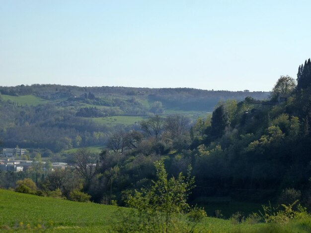 Een kleine nederzetting ligt op de hellingen van de heuvels Schilderachtig natuurlijk landschap