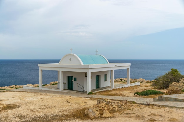 Een kleine orthodoxe kerk aan de oevers van de Middellandse Zee, Cyprus